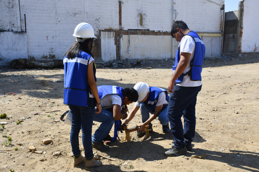 Estudiantes de arquitectura en práctica sobre cimentación