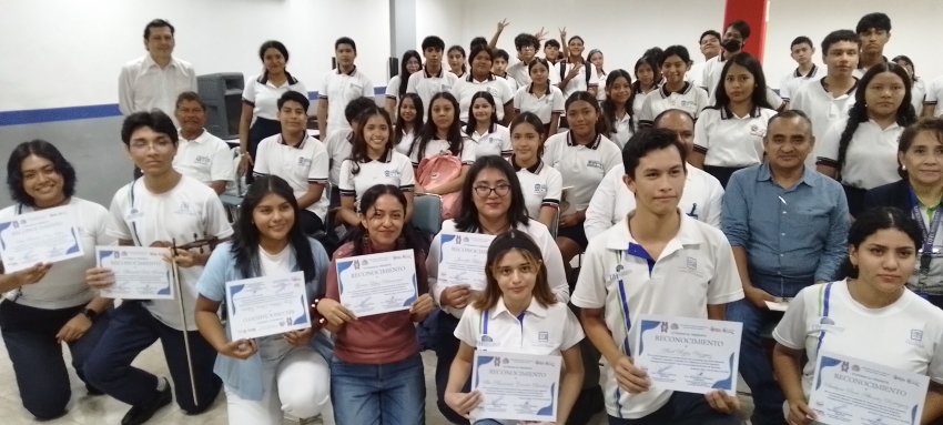 Egresados de licenciatura en presentación de la antología literaria