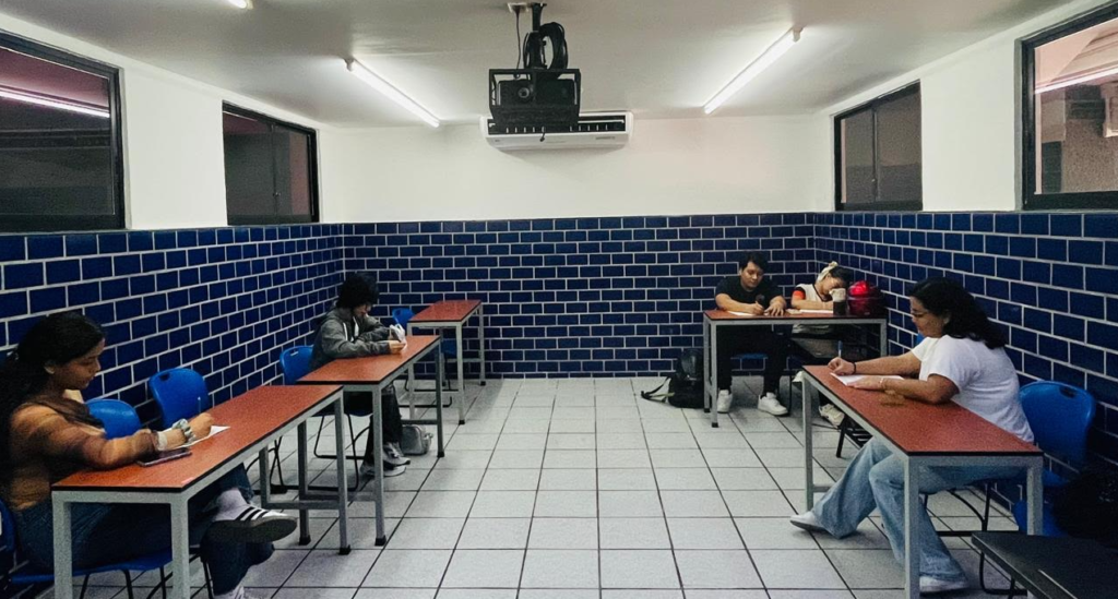 Alumnos de taller de inglés conversacional