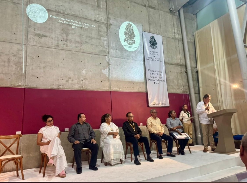 Egresada es reconocida con el premio Merito en Arquitectura.