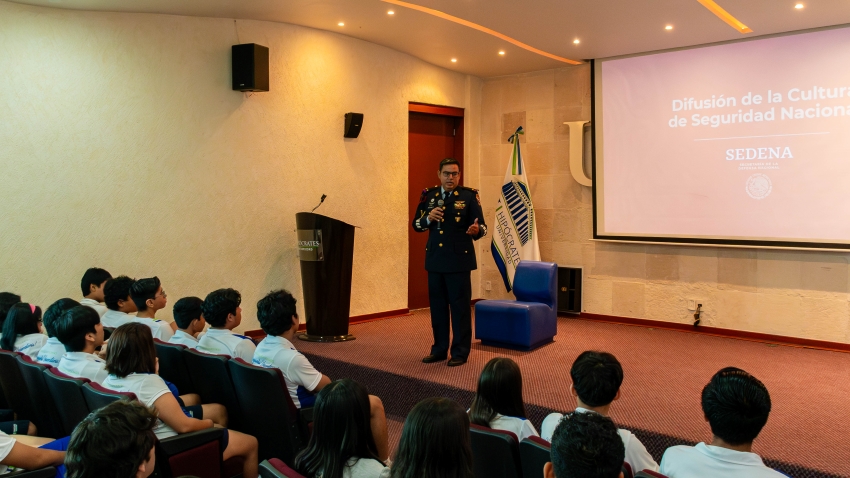 Ponente de dando una plática hacia nuestros alumnos