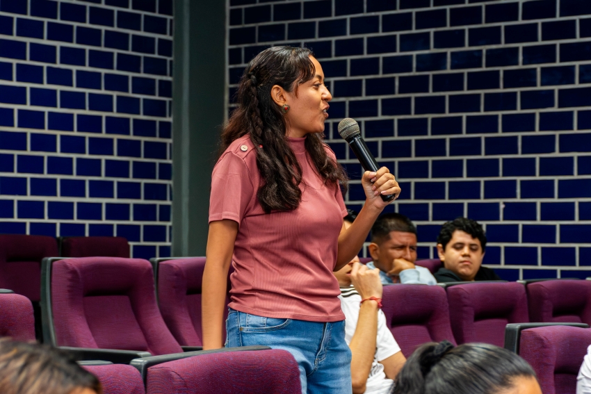 Estudiante mostrando su opinión en el Cineclub Universitario "En corto"