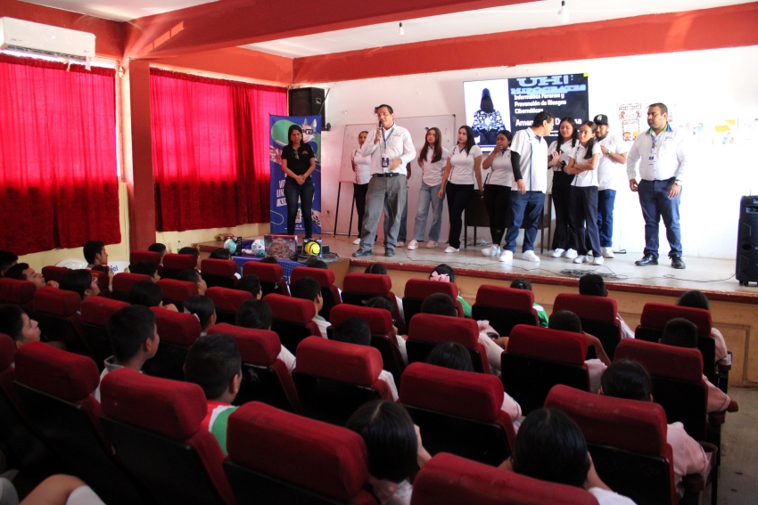 Platica de Prevención y conciencia digital, estudiantes de Criminología promueven el uso seguro de la tecnología.