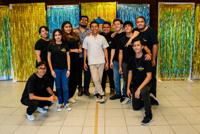 Alumnos posando para una foto