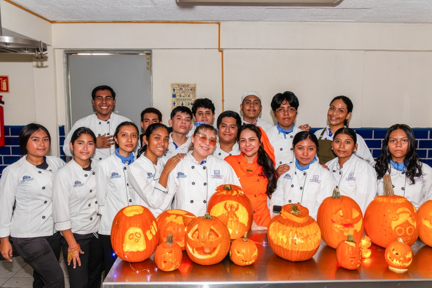 Estudiantes de gastronomía en hallowen