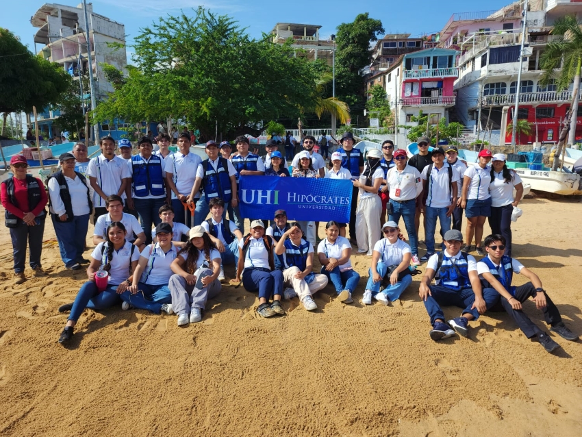 La Universidad Hipócrates participa en jornada de limpieza en la playa Tlacopanocha.