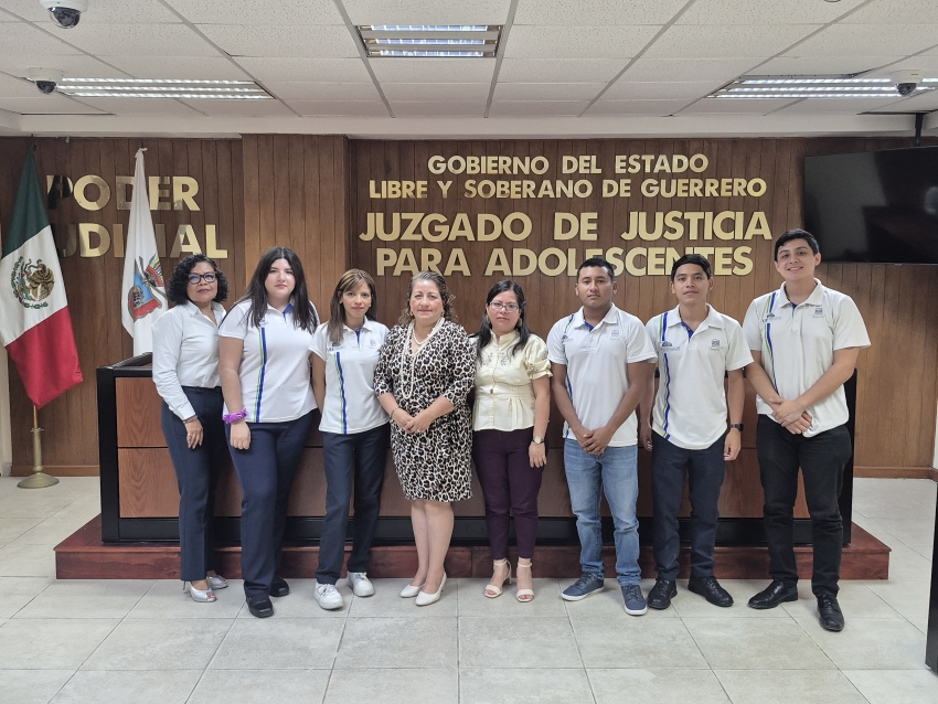 Foto grupal en Juzgado de justicia para adolescentes