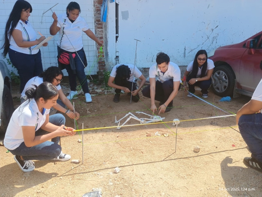 Criminólogos aplican técnica de reticulado en práctica forense.