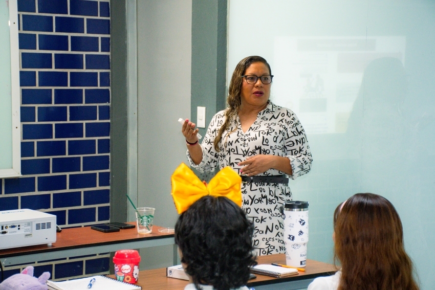 Estudiantes reflexionan sobre el lenguaje inclusivo en el periodismo con la activista Alma Rosa Aguirre Reyes.