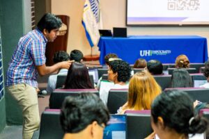 Estudiantes de distintas licenciaturas participaron en el curso-taller Presentaciones Efectivas.