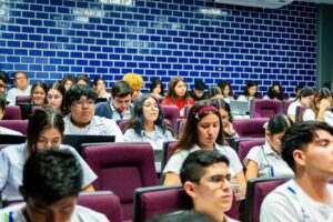 Estudiantes de distintas licenciaturas participaron en el curso-taller Presentaciones Efectivas.