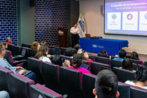 Estudiantes de distintas licenciaturas participaron en el curso-taller Presentaciones Efectivas.