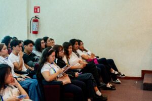 Estudiantes de distintas licenciaturas participaron en el curso-taller Presentaciones Efectivas.