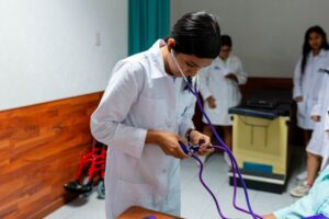 La Preparatoria Hipócrates participaron en una práctica de simulación de consultas médicas.