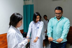 Los alumnos de la Preparatoria Hipócrates participaron en una práctica de simulación de consultas médicas, para fortalecer su conocimiento.