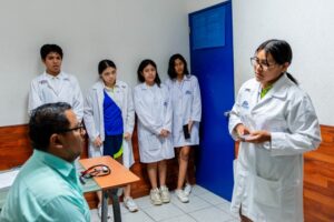 Los alumnos de la Preparatoria Hipócrates participaron en una práctica de simulación de consultas médicas, para fortalecer su conocimiento.