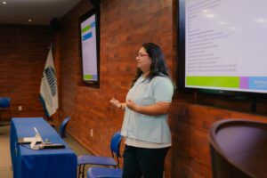 Profesora dando cierre al cierre de proyecto de investigación de sus alumnos.