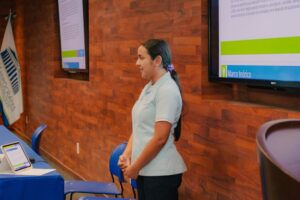 Alumna dando presentando su proyecto.