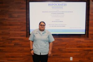 Alumna presentanto su proyecto.