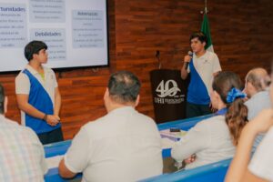 Alumnos Presentando su de proyecto integrador.
