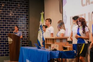 Estudiantes de la Preparatoria Hipócrates desarrollaron un prototipo de casa inteligente.