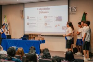 Alumnos de la preparatoria Hipócrates desarrollaron un prototipo de casa inteligente.