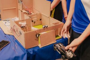 Demostración de los alumnos de su proyecto de casa inteligente.
