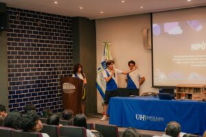 alumnos explicando su proyecto de su casa inteligente.