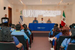 Maestro de la universidad dando una paltica