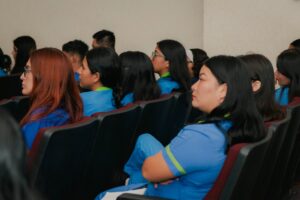 Alumnos tomando una platica de un profesor .