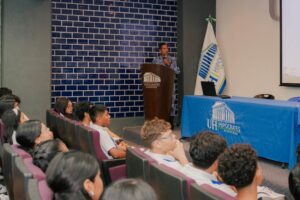 Se dió una conferencia por parte de SEDENA en la preparatoria hipócrates.