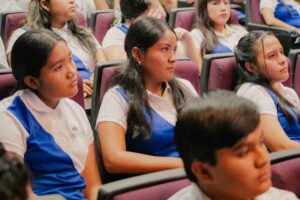 Los alumnos de preparatoria hipócrates reciben una platica por parte de SEDENA.