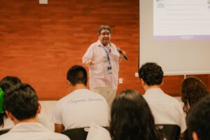 Los alumnos de medicos cirujanos foralecen sus conocimientos mendiante casos clinicos.