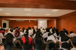 Los estudiantes fortalecen sus conocimientos mediante los analo¿isis de casos clinicos.