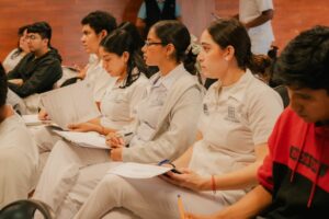 Los estudiantes de medico cirujano fortalecen sus conocimientos durante una ponencia.