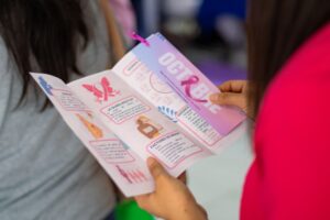Folletos sobre el mes rosa en referente a la lucha contra el cáncer de mama