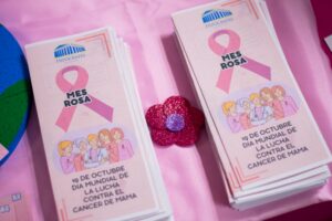 Folletos sobre el mes rosa en referente a la lucha contra el cáncer de mama
