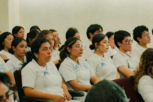 Los de la universidad Hipócrates fortalecen su formación con una conferencia especializada en medico cirujano.