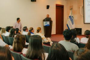Los de la universidad Hipócrates fortalecen su formación con una conferencia especializada en medico cirujano.
