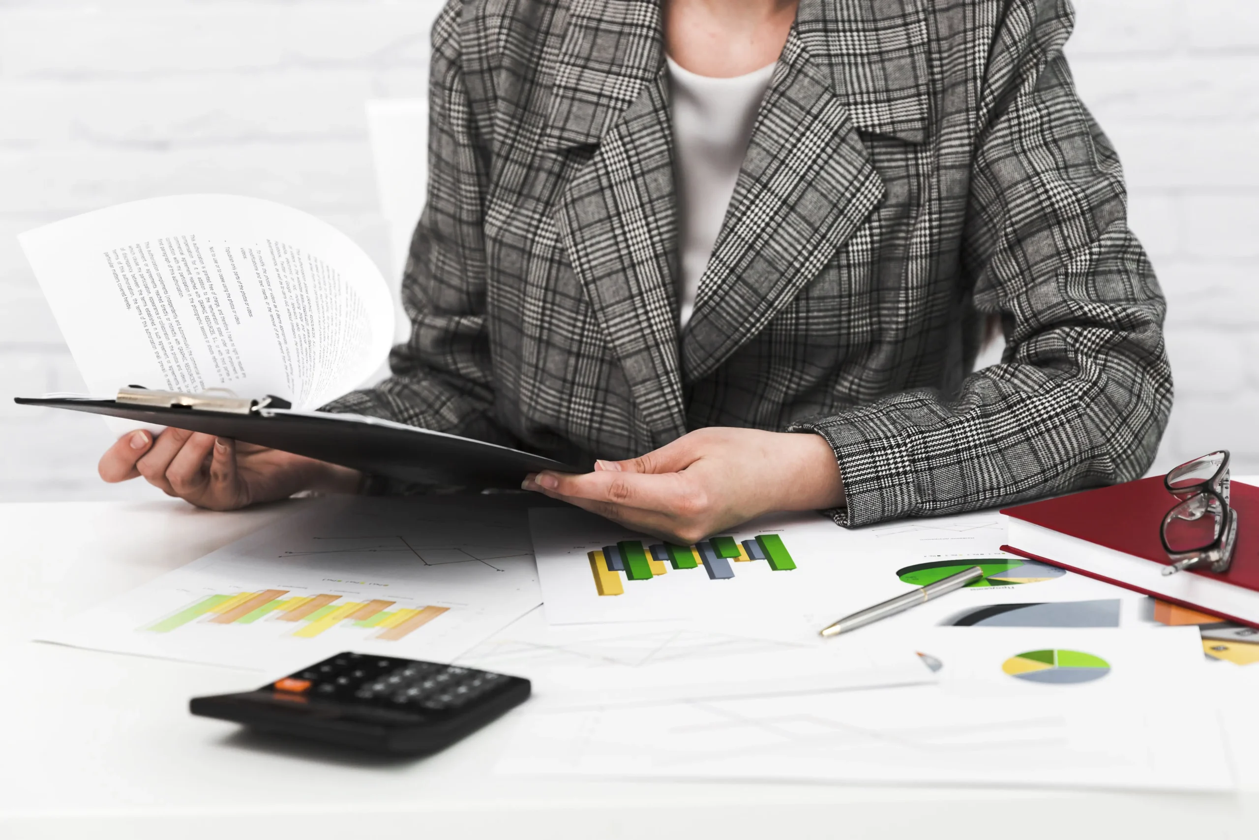 licenciada-en-contaduria-trabajando-en-oficina