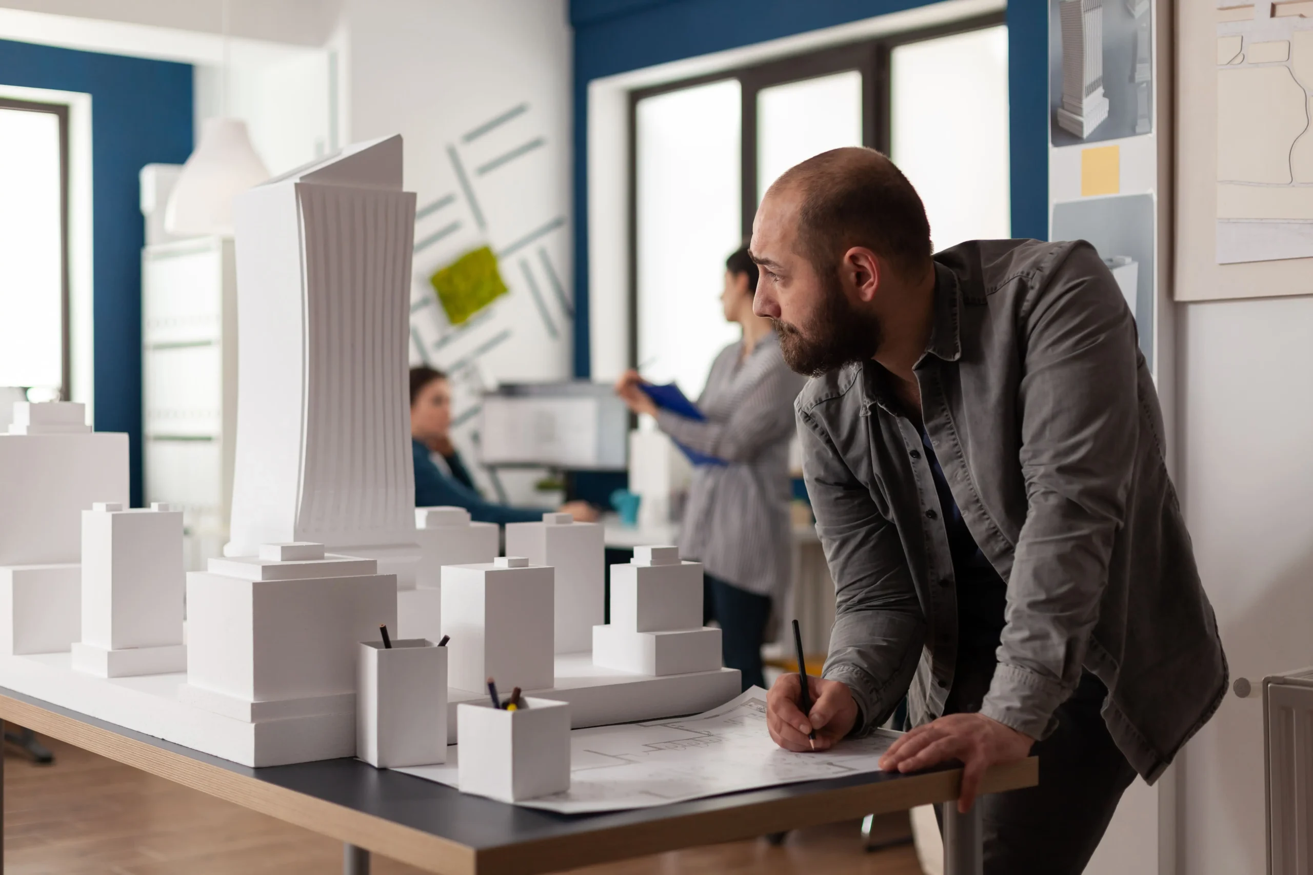 arquitecto-verificando-maqueta-de-edificios