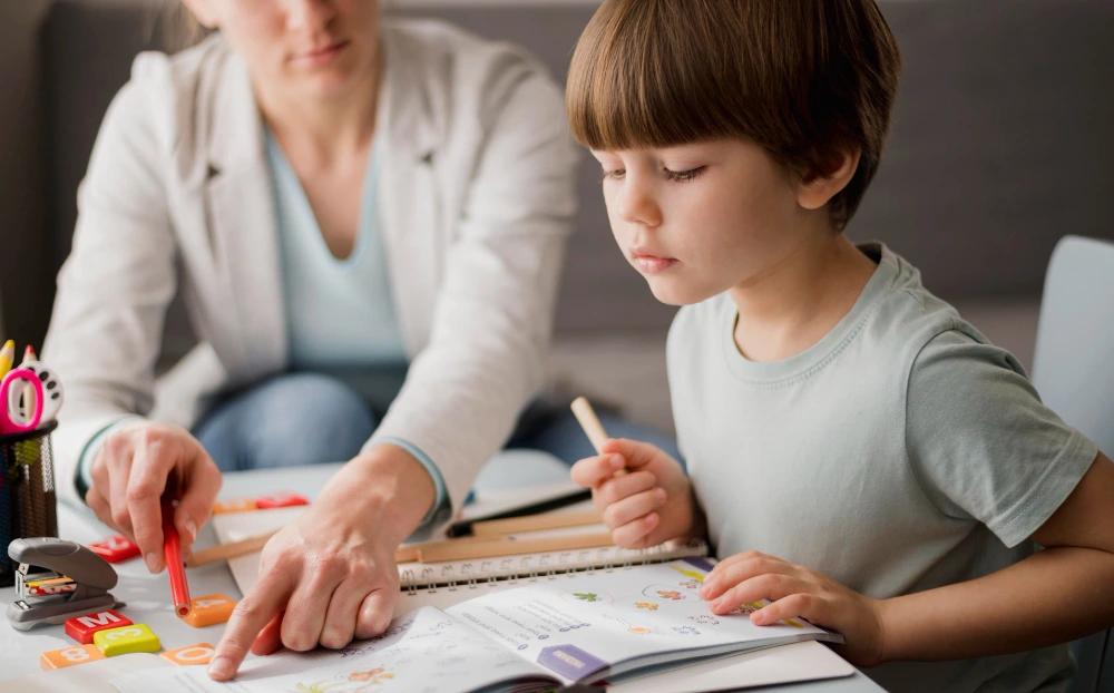 maestra-enseñandole-a-un-niño