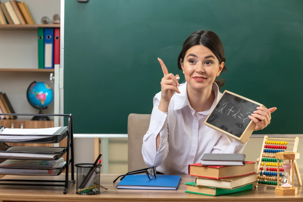 maestra-tomando-una-pizarra-dentro-de-un-salon