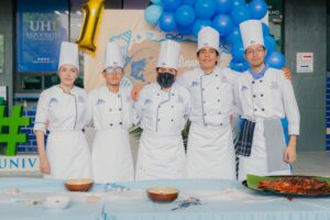 Los alunmos de la licenciatura en gastronomia se presentan en el concurso de pescado a la talla