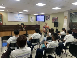 Estudiantes en la visita guiada a la Casa de la Cultura Jurídica en Acapulco