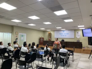 Estudiantes en la visita guiada a la Casa de la Cultura Jurídica en Acapulco